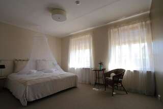 Отель Kuursaal Guesthouse Курессааре Двухместный номер Делюкс с 1 кроватью или 2 отдельными кроватями-1